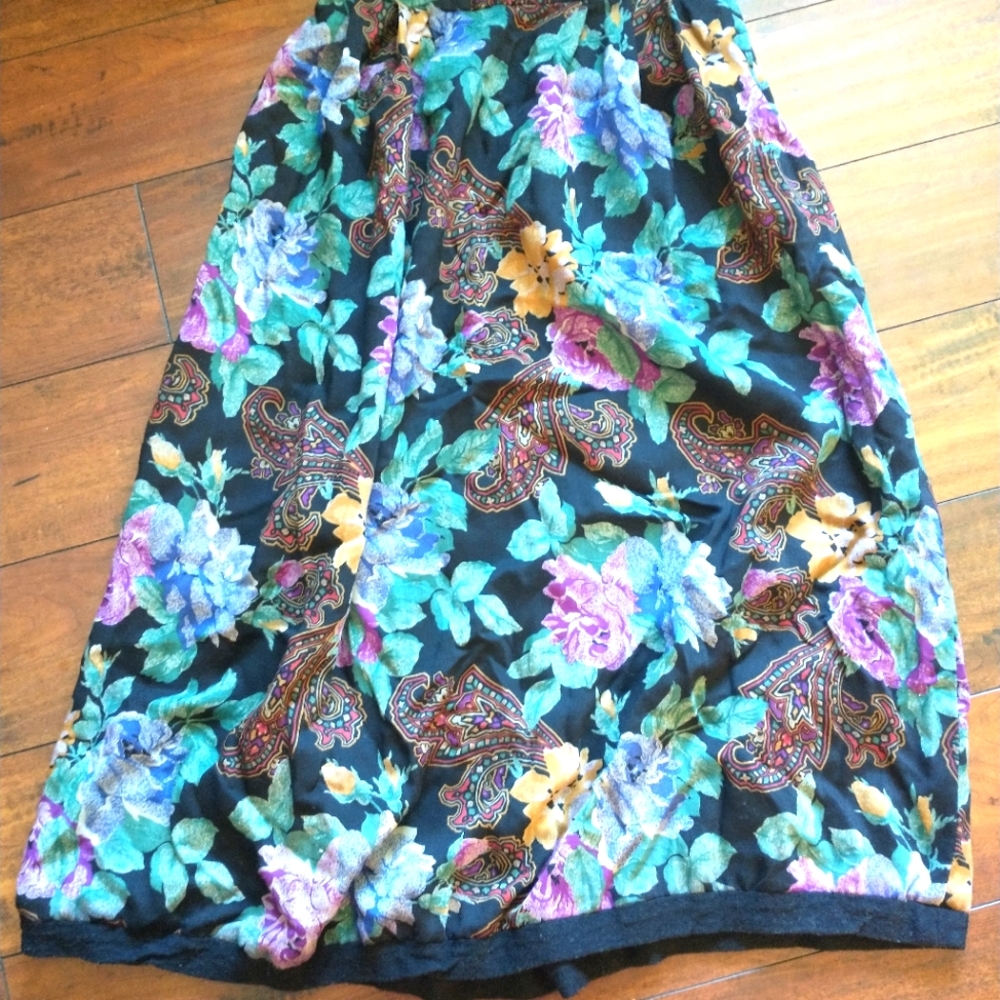 Vintage floral and paisley skirt fits like XS